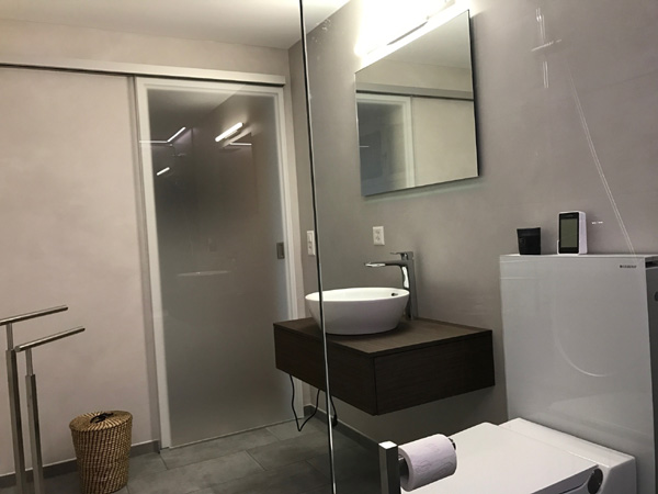 Neues Bad mit Gebereit Monolith, Glastrennwand, Aufsatzwaschbecken und Spiegelwand
