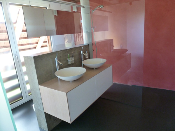 Modernes Badezimmer mit Doppellavabo und Glastrennwand