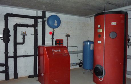 Erdsonden-Wärmepumpen Heizung mit Expansionsgefäss und Warmwasserboiler
