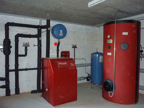 Erdsonden-Wärmepumpen Heizung mit Expansionsgefäss und Warmwasserboiler