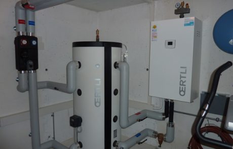 Heizwasserspeicher Luft-Wasser-Wärmepumpe von Oertli in Splitbau